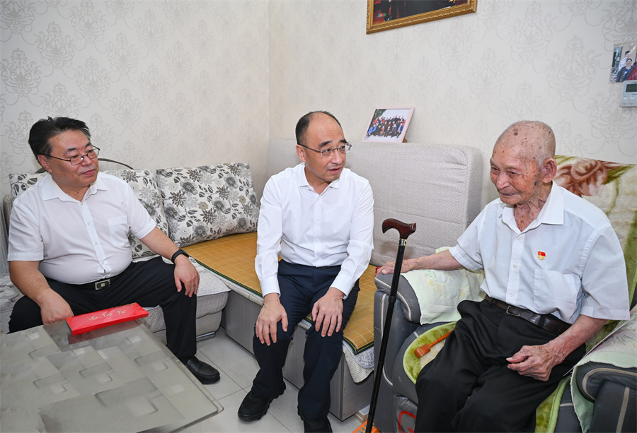 姚逊开展“七一”走访慰问活动